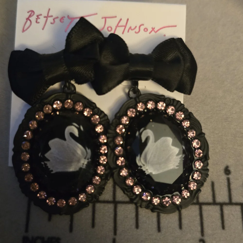 Betsey Johnson Black Bow Swan  Earrings! - Picture 2 of 12